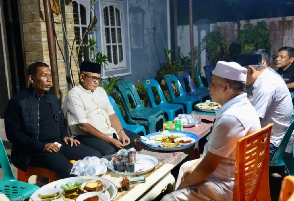 Foto: Penjabat Gubernur Aceh, Bustami, SE, M.Si., bersama Ketua DPRA, Zulfadhli, A.Md, melakukan takziah ke rumah Almarhum Syarbaini Ben Tgk H.Ishak, ayah Mertua Kamarruddin Abubakar (Abu Razak) di Kembang Tanjong, Pidie, Rabu, 19/6/2024