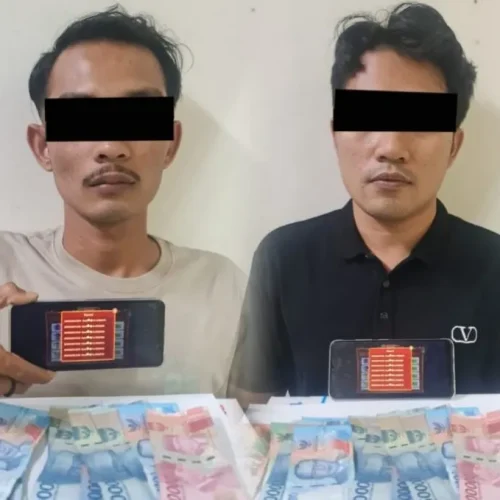Foto:Satreskrim Polres Aceh Selatan Polda Aceh amankan dua orang terduga pelaku tindak pidana perjudian atau maisir yang dimainkan secara online-jual beli chip game Higgs domino-di Kecamatan Kluet Utara, Kabupaten Aceh Selatan
