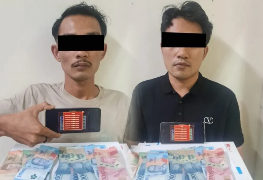 Foto:Satreskrim Polres Aceh Selatan Polda Aceh amankan dua orang terduga pelaku tindak pidana perjudian atau maisir yang dimainkan secara online-jual beli chip game Higgs domino-di Kecamatan Kluet Utara, Kabupaten Aceh Selatan
