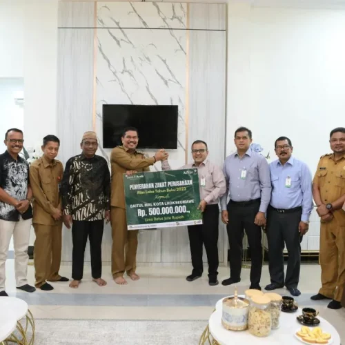 Foto:  Pemerintah Kota (Pemko) Lhokseumawe menerima penyerahan zakat perusahaan dari PT. Bank Aceh Syariah (BAS) Cabang Lhokseumawe sebesar Rp 500 Juta