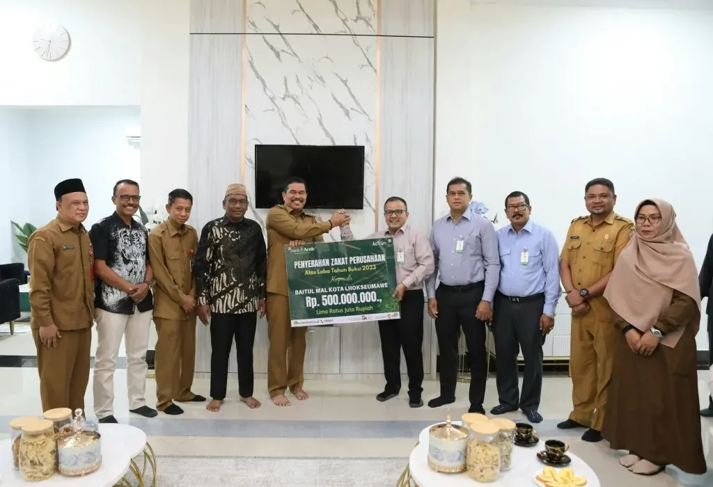 Foto:  Pemerintah Kota (Pemko) Lhokseumawe menerima penyerahan zakat perusahaan dari PT. Bank Aceh Syariah (BAS) Cabang Lhokseumawe sebesar Rp 500 Juta