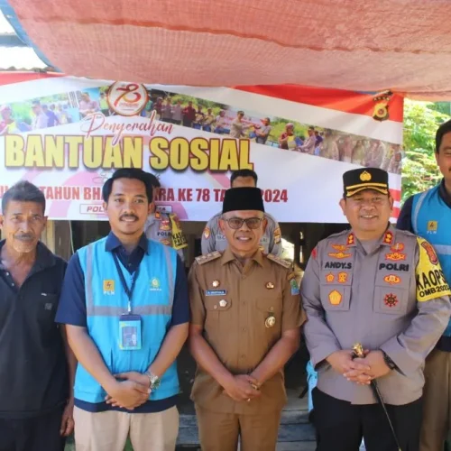 Foto:  Pj. Bupati Aceh Jaya, Dr. A. Murtala., M.Si bersama Kapolres Aceh Jaya AKBP Andy Sumarta, S.I.K melakukan Baksos Menyambut HUT Bhayakara ke 78