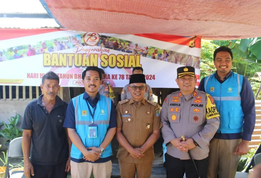 Foto:  Pj. Bupati Aceh Jaya, Dr. A. Murtala., M.Si bersama Kapolres Aceh Jaya AKBP Andy Sumarta, S.I.K melakukan Baksos Menyambut HUT Bhayakara ke 78