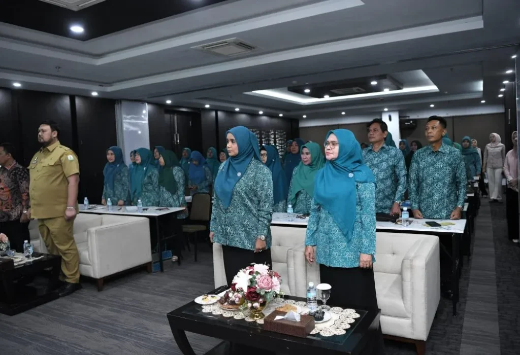 Foto: Pj. Ketua PKK Aceh, Mellani subarni, membuka secara resmiRapat koordinasi pokja II di Hotel rasamala, Banda Aceh, 24/06/2024
