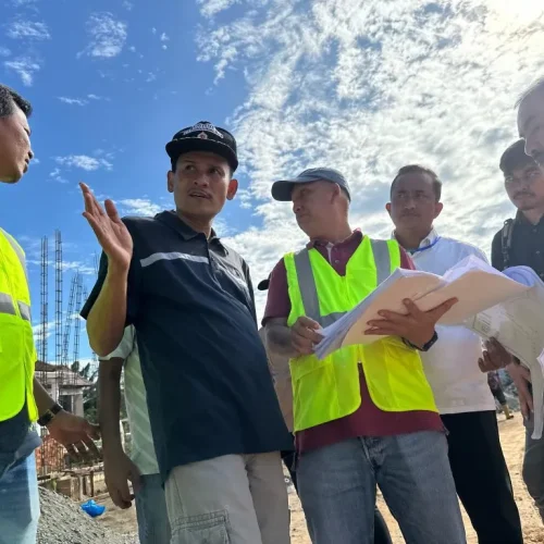 Foto: Asisten Perekonomian dan Pembangunan Sekda Aceh Zulkifli, didampingi Kabid Penyehatan Lingkungan Permukiman Dinas Perkim Aceh Muhammad Nazar, meninjau lokasi pengerjaan venue Cabang Olahraga Softball, yang akan digunakan pada Pekan Olahraga Nasional (PON) XXI Aceh-Sumut, di Lapangan Teuku Umar, Selasa (25/6/2024).