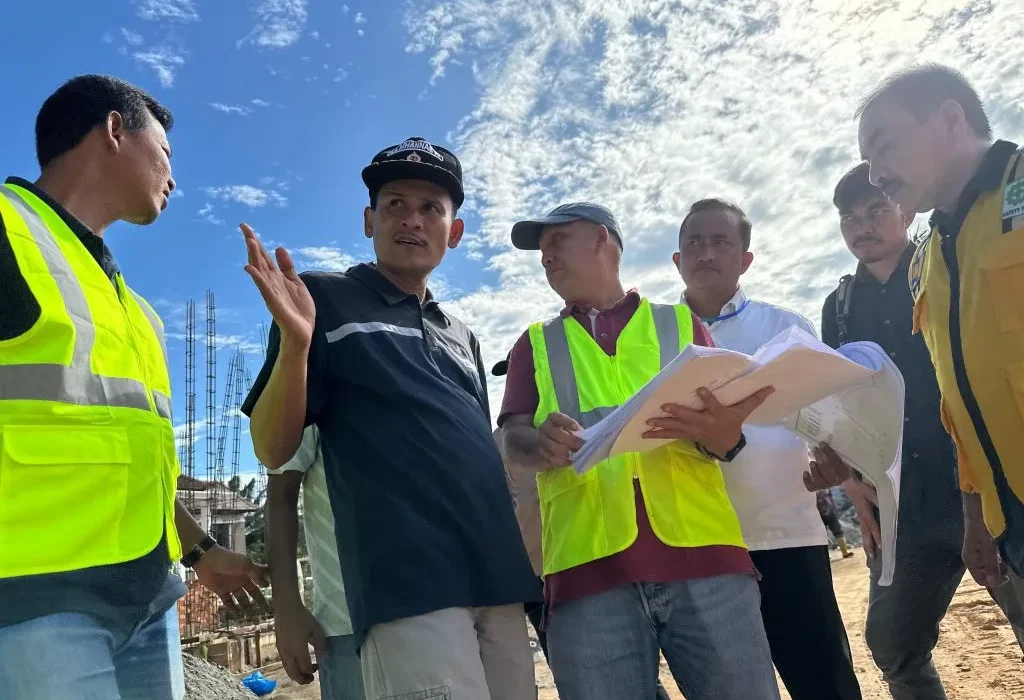 Foto: Asisten Perekonomian dan Pembangunan Sekda Aceh Zulkifli, didampingi Kabid Penyehatan Lingkungan Permukiman Dinas Perkim Aceh Muhammad Nazar, meninjau lokasi pengerjaan venue Cabang Olahraga Softball, yang akan digunakan pada Pekan Olahraga Nasional (PON) XXI Aceh-Sumut, di Lapangan Teuku Umar, Selasa (25/6/2024).