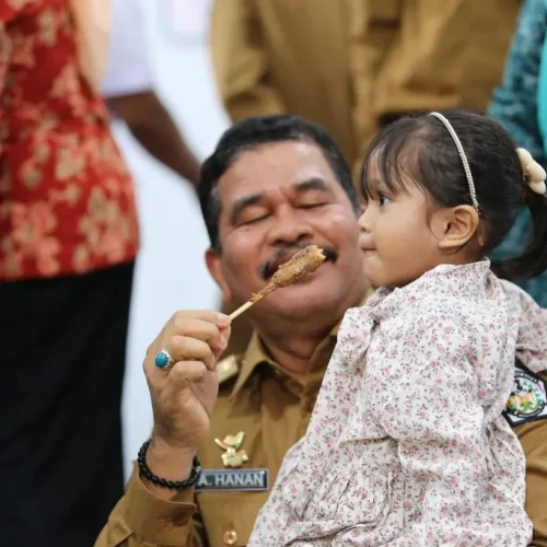 Foto:  Pemerintah Kota (Pemko) Lhokseumawe melakukan Launching Rumoh Gizi Gampong (RGG) serta Sosialisasi Gerakan Pilah Sampah dari Rumah dan Pengelolaan Sampah di Gampong Pusong Baru, Kecamatan Banda Sakti. RGG sendiri menyediakan konsultasi gizi, makanan, program edukasi, dan layanan kesehatan.