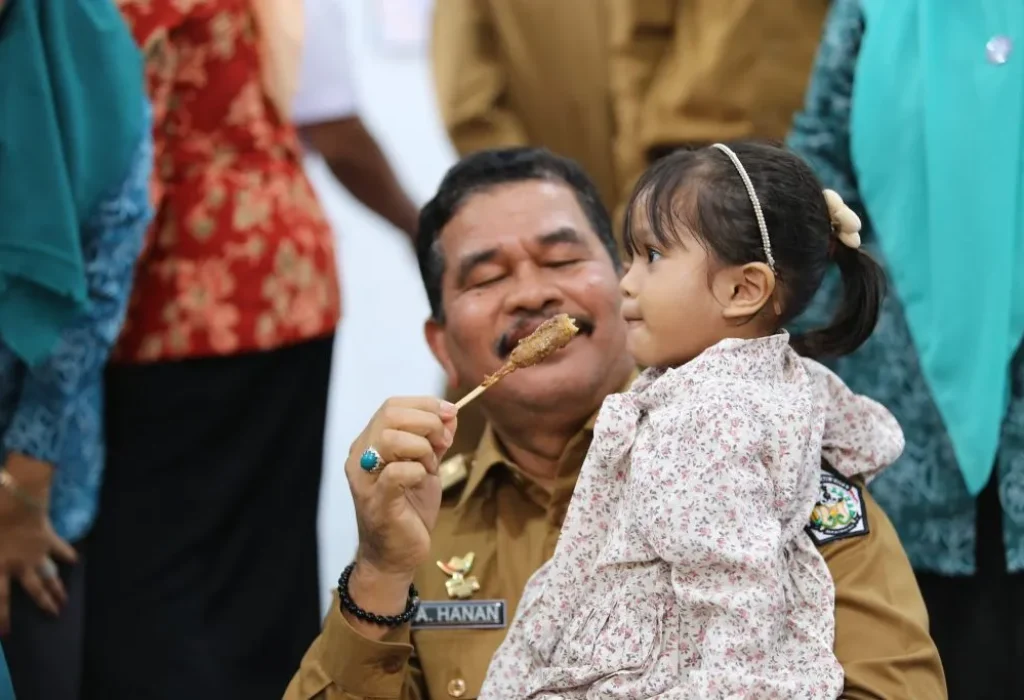 Foto:  Pemerintah Kota (Pemko) Lhokseumawe melakukan Launching Rumoh Gizi Gampong (RGG) serta Sosialisasi Gerakan Pilah Sampah dari Rumah dan Pengelolaan Sampah di Gampong Pusong Baru, Kecamatan Banda Sakti. RGG sendiri menyediakan konsultasi gizi, makanan, program edukasi, dan layanan kesehatan.