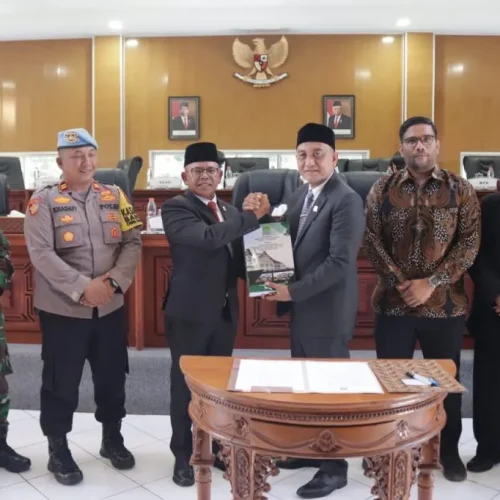 Foto: Pj Bupati Aceh Jaya, Dr. A. Murtala., M.Si, menghadiri Rapat Paripurna Ke-X Masa Persidangan III Tahun Sidang 2023-2024 di Gedung DPRK Aceh Jaya pada rabu, 26 Juni 2024.