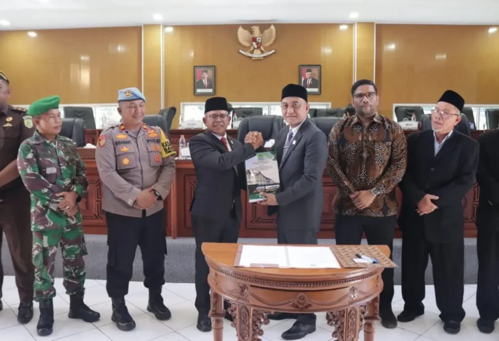 Foto: Pj Bupati Aceh Jaya, Dr. A. Murtala., M.Si, menghadiri Rapat Paripurna Ke-X Masa Persidangan III Tahun Sidang 2023-2024 di Gedung DPRK Aceh Jaya pada rabu, 26 Juni 2024.
