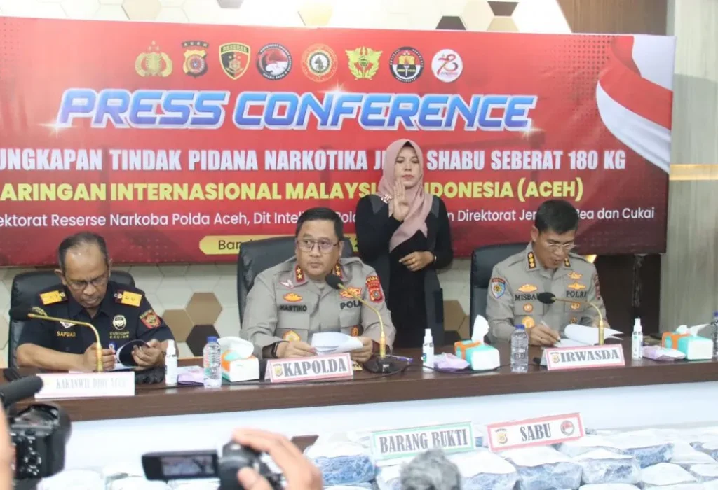 Foto: Kapolda Aceh Irjen Achmad Kartiko mengelar konferensi Pers di Polda Aceh, Rabu, 26 Juni 2024.