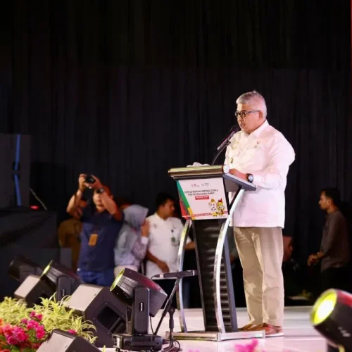 Foto: Penjabat Gubernur Aceh, Bustami, SE, M.Si., memberi sambutan, menyematkan Pin PON sekaligus membuka kegiatan Chief De Mission (CDM) Meating-II PON XXI/2024 Aceh-Sumut Wilayah Aceh yang dihadiri para Ketua KONI Provinsi seluuruh Indonesia, di Hotel Hesmes Palace, Rabu, 26/6/2024