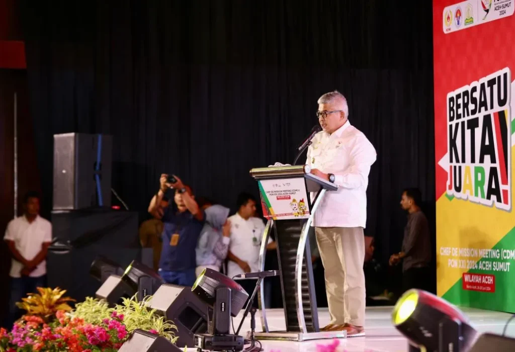 Foto: Penjabat Gubernur Aceh, Bustami, SE, M.Si., memberi sambutan, menyematkan Pin PON sekaligus membuka kegiatan Chief De Mission (CDM) Meating-II PON XXI/2024 Aceh-Sumut Wilayah Aceh yang dihadiri para Ketua KONI Provinsi seluuruh Indonesia, di Hotel Hesmes Palace, Rabu, 26/6/2024
