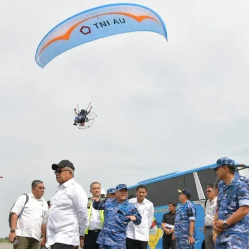 Foto: Pj Gubernur Aceh Kembali Tinjau Venue PON Aero Sport di Bandara Malikussaleh

ACEH UTARA - Penjabat (Pj)  Gubernur Aceh Bustami kembali  memulai kunjungan kerja (Kunker) meninjau lokasi pembangunan fasilitas penyelenggaraan Pekan Olahraga Nasional (PON) di sejumlah kabupaten di Aceh, Kamis 27 Juni 2024.

Kunker diawali dengan perjalanan menggunakan pesawat udara CN - 295 milik TNI AU dari Bandara Lanud SIM pada pukul 08.15 Wib menuju Bandara Malikussaleh, Aceh Utara untuk meninjau progres dan kesiapan Aero Sport yaitu terbang layang dan para motor.

Kunker tersebut turut diikuti Asisten II Zulkifli, Karo Adpem Robby Irza, Karo Umum T. Adi Darma dan Plt Karo Adpim M.Gade. Selain itu juga  ikut serta dalam rombongan sejumlah pejabat Aspotdirga TNI AU, di antaranya Marsda TNI Andi Wijaya, Marsma TNI Tyas Nur Adi, Kolonel PNB Nurtantio. A dan beberapa pejabat lainnya.

"Kunjungan kerja Bapak Gubernur untuk memastikan persiapan PON di Aceh berjalan lancar," kata Plt Kepala Biro Adpim Setda Aceh M. Gade.

Usai peninjauan persiapan PON di Aceh Utara, Pj Gubernur bersama rombongan melanjutkan perjalanan via udara menuju Bandara Rembele Bener Meriah.

Di sana Pj Gubernur akan meninju sejumlah titik penyelenggaraan PON sebelum melanjutkan perjalanan darat menuju titik PON di Aceh Tengah dan Aceh Barat. []