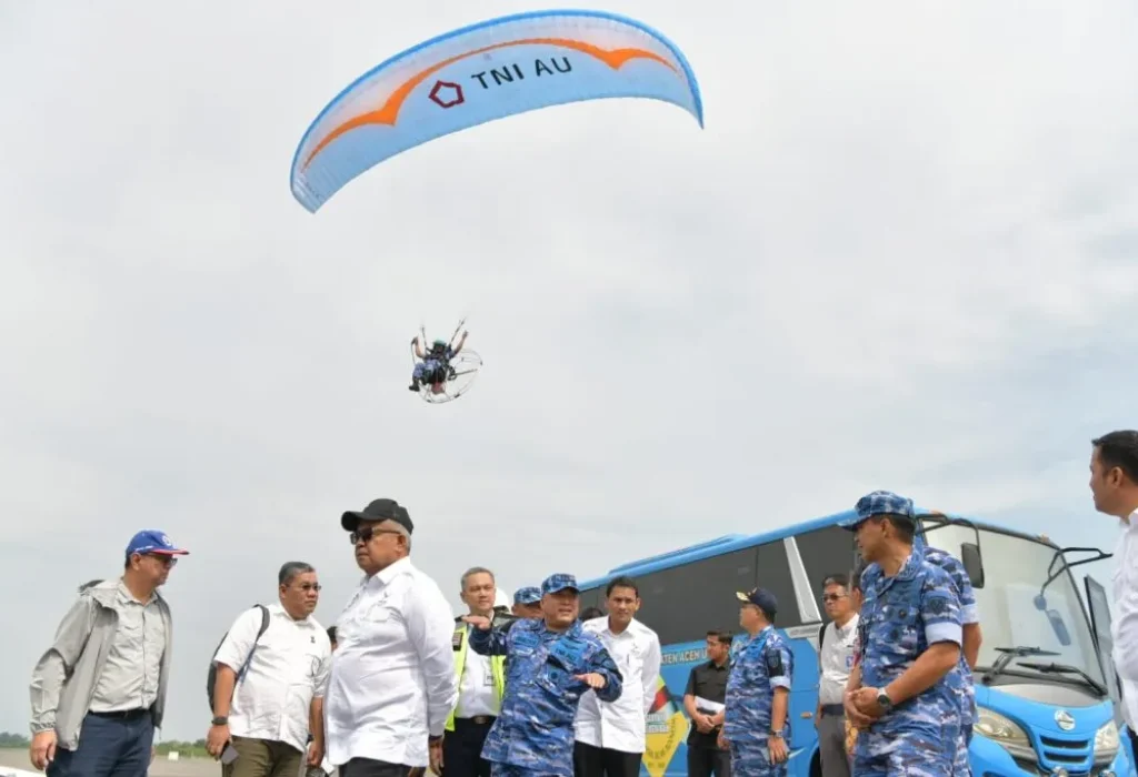 Foto: Pj Gubernur Aceh Kembali Tinjau Venue PON Aero Sport di Bandara Malikussaleh

ACEH UTARA - Penjabat (Pj)  Gubernur Aceh Bustami kembali  memulai kunjungan kerja (Kunker) meninjau lokasi pembangunan fasilitas penyelenggaraan Pekan Olahraga Nasional (PON) di sejumlah kabupaten di Aceh, Kamis 27 Juni 2024.

Kunker diawali dengan perjalanan menggunakan pesawat udara CN - 295 milik TNI AU dari Bandara Lanud SIM pada pukul 08.15 Wib menuju Bandara Malikussaleh, Aceh Utara untuk meninjau progres dan kesiapan Aero Sport yaitu terbang layang dan para motor.

Kunker tersebut turut diikuti Asisten II Zulkifli, Karo Adpem Robby Irza, Karo Umum T. Adi Darma dan Plt Karo Adpim M.Gade. Selain itu juga  ikut serta dalam rombongan sejumlah pejabat Aspotdirga TNI AU, di antaranya Marsda TNI Andi Wijaya, Marsma TNI Tyas Nur Adi, Kolonel PNB Nurtantio. A dan beberapa pejabat lainnya.

"Kunjungan kerja Bapak Gubernur untuk memastikan persiapan PON di Aceh berjalan lancar," kata Plt Kepala Biro Adpim Setda Aceh M. Gade.

Usai peninjauan persiapan PON di Aceh Utara, Pj Gubernur bersama rombongan melanjutkan perjalanan via udara menuju Bandara Rembele Bener Meriah.

Di sana Pj Gubernur akan meninju sejumlah titik penyelenggaraan PON sebelum melanjutkan perjalanan darat menuju titik PON di Aceh Tengah dan Aceh Barat. []