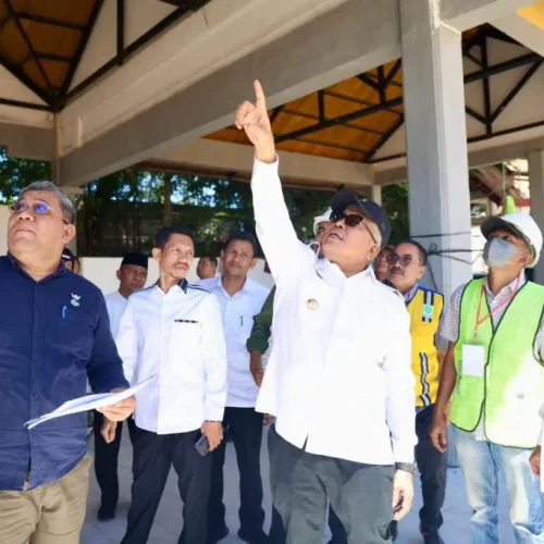Foto: Penjabat Gubernur Aceh, Bustami, SE, M.Si., didampingi Asisten Perekonomian dan Pembangunan Sekda Aceh, Dr.Ir. Zulkifli, M.Si., serta pejabat terkait, meninjau progres pengerjaan Venue Soft Ball di Lapangan Sepak Bola Teuku Umar yang akan digunakan untuk perhelatan Pekan Olahraga Nasional (PON) XXI/2024 Aceh-Sumut. Di Aceh Barat, Jumat, 28/6/2024