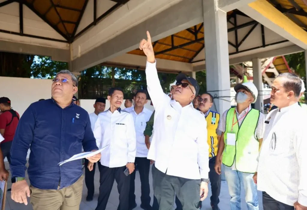 Foto: Penjabat Gubernur Aceh, Bustami, SE, M.Si., didampingi Asisten Perekonomian dan Pembangunan Sekda Aceh, Dr.Ir. Zulkifli, M.Si., serta pejabat terkait, meninjau progres pengerjaan Venue Soft Ball di Lapangan Sepak Bola Teuku Umar yang akan digunakan untuk perhelatan Pekan Olahraga Nasional (PON) XXI/2024 Aceh-Sumut. Di Aceh Barat, Jumat, 28/6/2024