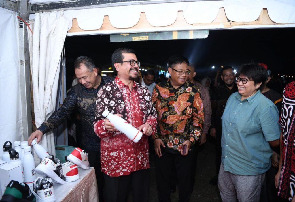 Foto: Penjabat Sekretaris Daerah Aceh, Azwardi AP, M.Si.,Meninjau Stand UMKM pada kegiatan Expo UMKM Aceh 2024 di lapangan blang padang, Banda Aceh, 28/06/2024