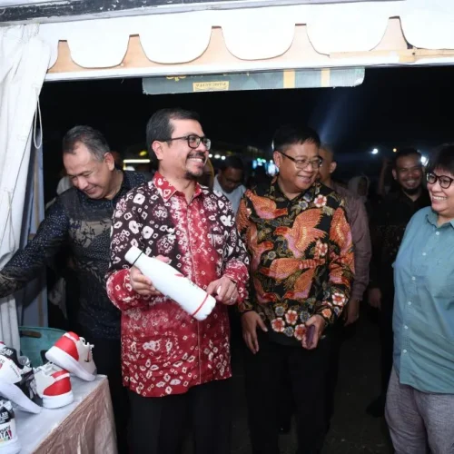 Foto: Penjabat Sekretaris Daerah Aceh, Azwardi AP, M.Si.,Meninjau Stand UMKM pada kegiatan Expo UMKM Aceh 2024 di lapangan blang padang, Banda Aceh, 28/06/2024