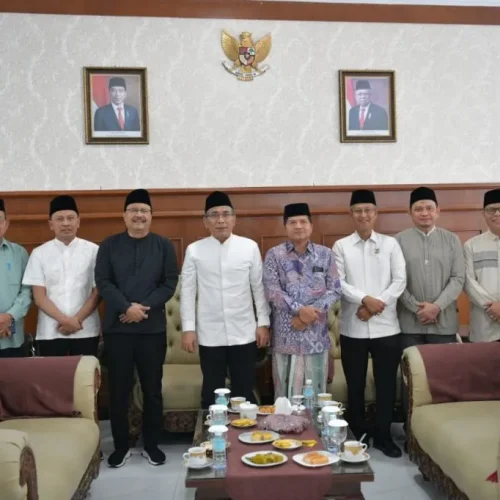 Foto: Asisten Administrasi Umum Sekda Aceh, Iskandar, mengantar keberangkatan Ketua Umum Pengurus Besar Nahdatul Ulama (PBNU) KH Yahya Cholil Staquf dan Sekjend Saifullah Yusuf untuk berangkat pulang kembali ke Jakarta, di Bandara Internasional Sultan Iskandar Muda, Minggu (30/6/2024).