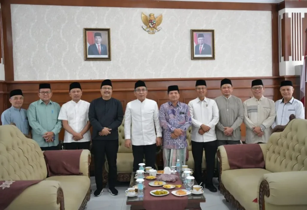 Foto: Asisten Administrasi Umum Sekda Aceh, Iskandar, mengantar keberangkatan Ketua Umum Pengurus Besar Nahdatul Ulama (PBNU) KH Yahya Cholil Staquf dan Sekjend Saifullah Yusuf untuk berangkat pulang kembali ke Jakarta, di Bandara Internasional Sultan Iskandar Muda, Minggu (30/6/2024).