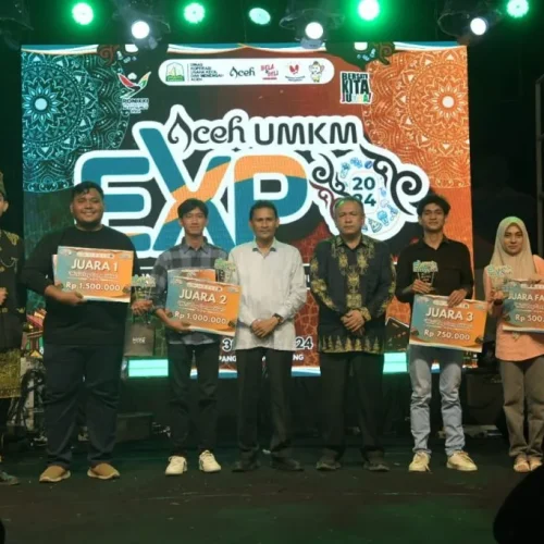 Foto: Asisten Perekonomian dan Pembangunan Sekda Aceh Zulkifli menutup event Expo UMKM Aceh 2024 yang berlangsung di Lapangan Blang Padang, Banda Aceh, Minggu (30/06/2024) malam.