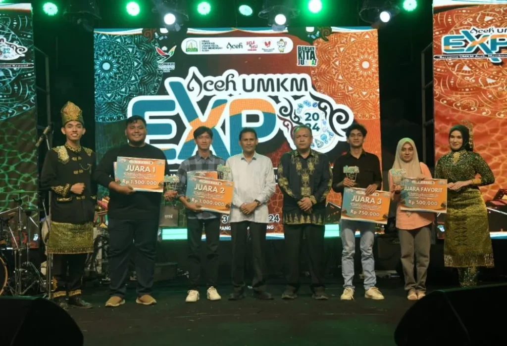 Foto: Asisten Perekonomian dan Pembangunan Sekda Aceh Zulkifli menutup event Expo UMKM Aceh 2024 yang berlangsung di Lapangan Blang Padang, Banda Aceh, Minggu (30/06/2024) malam.