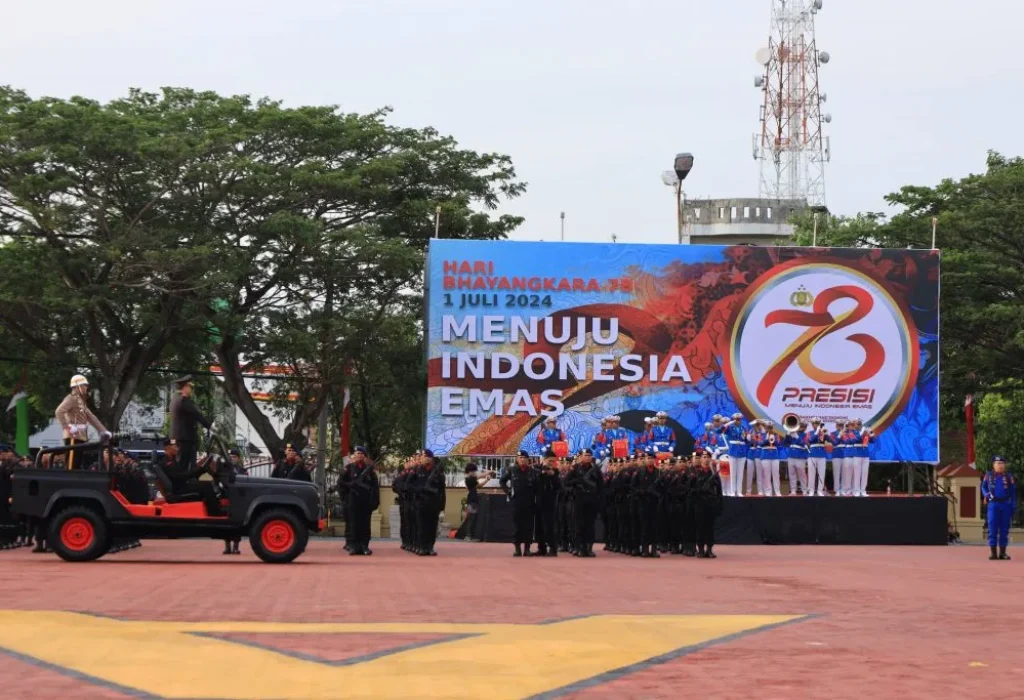 Foto: Upacara hari ulang tahun (HUT) ke-78 Bhayangkara di Polda Aceh berlangsung khidmat. Upacara tersebut dipimpin langsung Kapolda Aceh Irjen Achmad Kartiko, Senin, 1 Juli 2024.