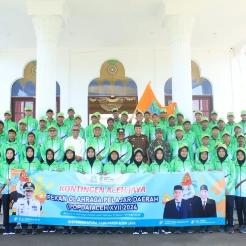 Foto: Pj. Bupati Aceh Jaya, Dr. A. Murtala, M.Si., melepas kontingen atlet Kabupaten Aceh Jaya yang akan bertanding pada ajang Pekan Olahraga Pelajar Daerah (POPDA) Aceh XVII di Aceh Timur pada tanggal 6 - 13 Juli 2024. Acara pelepasan ini dilaksanakan di Pendopo Bupati Aceh Jaya, Senin (1/7/2024).