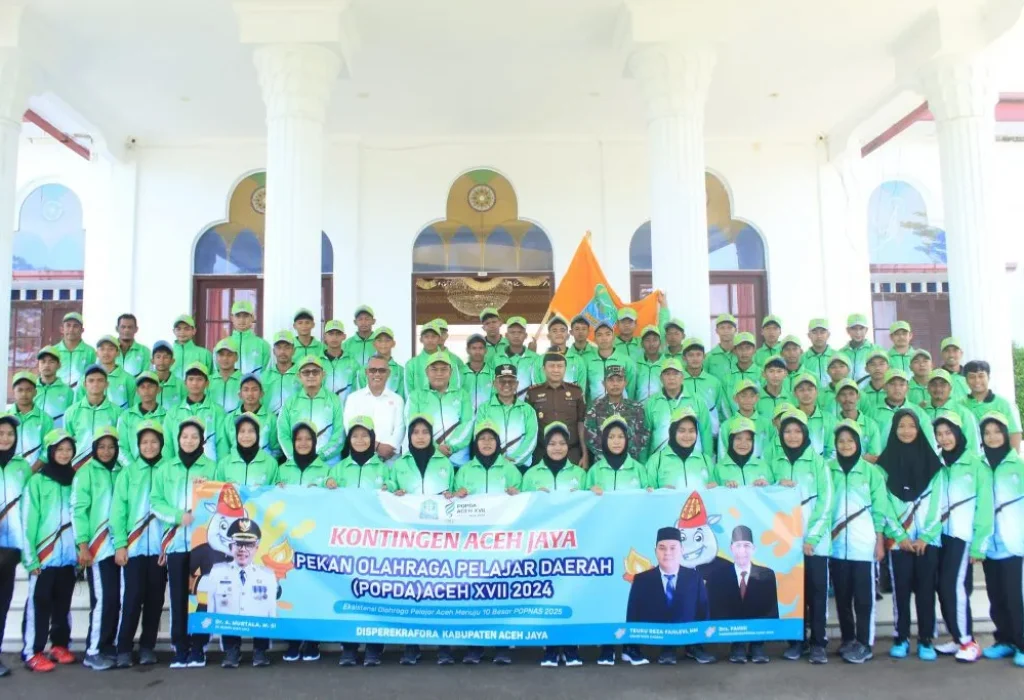Foto: Pj. Bupati Aceh Jaya, Dr. A. Murtala, M.Si., melepas kontingen atlet Kabupaten Aceh Jaya yang akan bertanding pada ajang Pekan Olahraga Pelajar Daerah (POPDA) Aceh XVII di Aceh Timur pada tanggal 6 - 13 Juli 2024. Acara pelepasan ini dilaksanakan di Pendopo Bupati Aceh Jaya, Senin (1/7/2024).