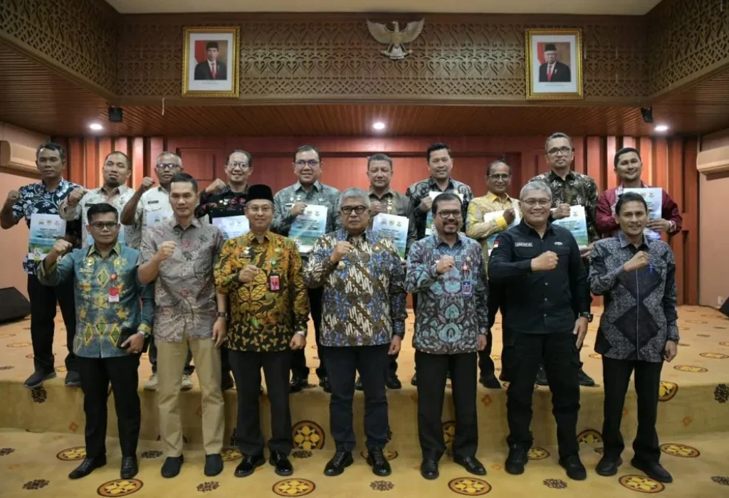 Foto: Penjabat (Pj) Gubernur Aceh Bustami mengingatkan para Penjabat Bupati dan Walikota di Aceh agar menjaga komunikasi yang baik dan tetap solid dalam persiapan penyelenggaraan PON XXI Aceh-Sumut, yang akan berlangsung September mendatang.