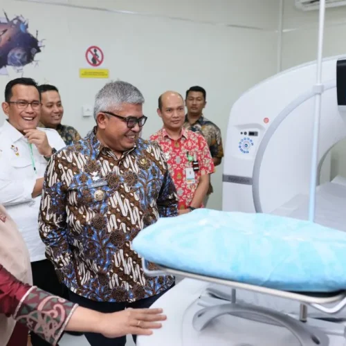 Foto: Penjabat Gubernur Aceh Bustami Hamzah meresmikan layanan CT Scan di Rumah Sakit Ibu dan Anak (RSIA) Aceh bertujuan untuk meningkatkan pelayanan kepada masyarakat dalam hal mendiagnosis dan mengobati penyakit