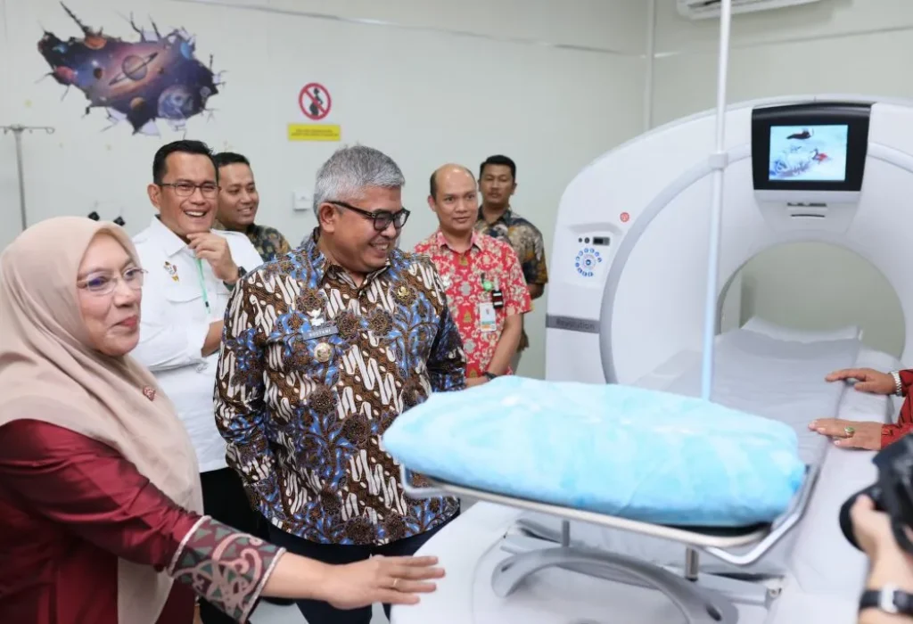 Foto: Penjabat Gubernur Aceh Bustami Hamzah meresmikan layanan CT Scan di Rumah Sakit Ibu dan Anak (RSIA) Aceh bertujuan untuk meningkatkan pelayanan kepada masyarakat dalam hal mendiagnosis dan mengobati penyakit