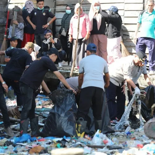 Foto: Bersama Forkopimcam Banda Sakti, Dinas Lingkungan Hidup dan Komunitas Peduli Lingkungan di Kota Lhokseumawe, lakukan aksi Gerakan Masyarakat (Germas) Bersih Lingkungan untuk membersihkan sampah pada Sabtu (06/07/2024).