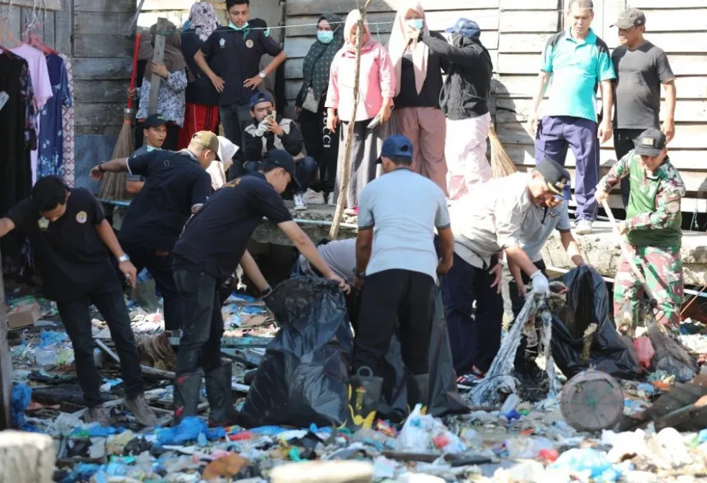 Foto: Bersama Forkopimcam Banda Sakti, Dinas Lingkungan Hidup dan Komunitas Peduli Lingkungan di Kota Lhokseumawe, lakukan aksi Gerakan Masyarakat (Germas) Bersih Lingkungan untuk membersihkan sampah pada Sabtu (06/07/2024).