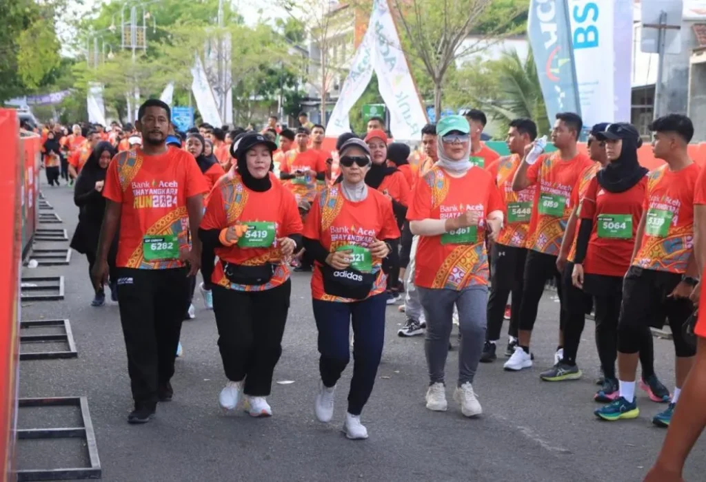 Foto: Kapolda Aceh Irjen Achmad Kartiko melepas peserta lomba Bhayangkara Run 2024 di Taman Ratu Safiatuddin, Kota Banda Aceh, Minggu, 7 Juli 2024. Lomba lari tersebut merupakan salah satu rangkaian acara Bhayangkara Fest 2024.