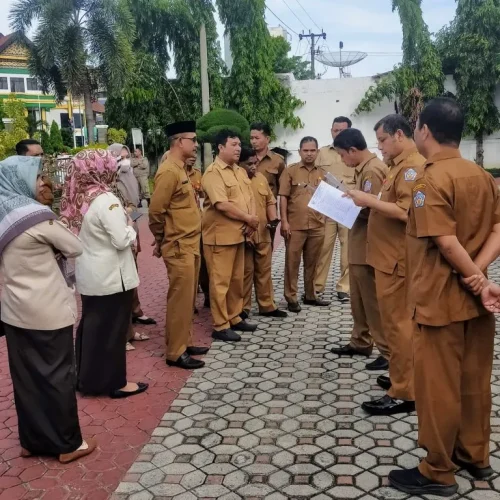 Foto:  Dalam rangka menegakkan kedisiplinan bagi Aparatur Sipil Negara (ASN), Sekretaris Daerah (Setda) Kota Lhokseumawe T Adnan, SE menggelar inspeksi mendadak (Sidak) di Kantor Sekretariat Daerah Kota (Sekdako) Lhokseumawe.