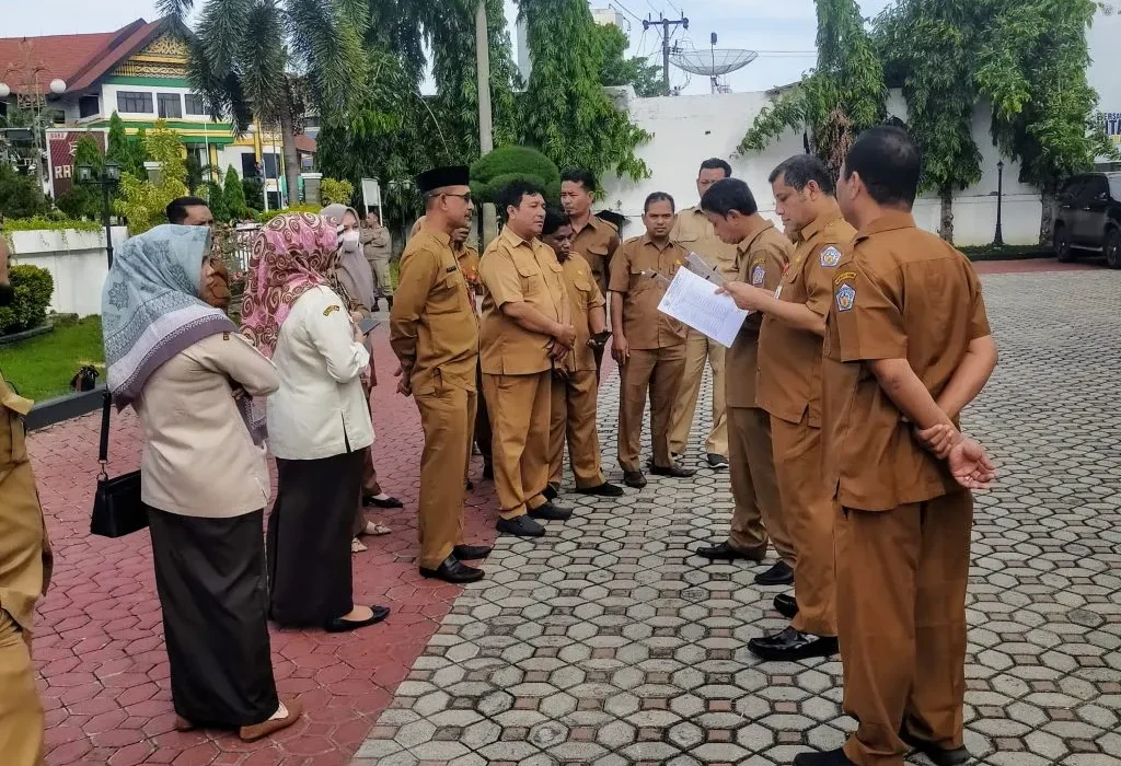 Foto:  Dalam rangka menegakkan kedisiplinan bagi Aparatur Sipil Negara (ASN), Sekretaris Daerah (Setda) Kota Lhokseumawe T Adnan, SE menggelar inspeksi mendadak (Sidak) di Kantor Sekretariat Daerah Kota (Sekdako) Lhokseumawe.
