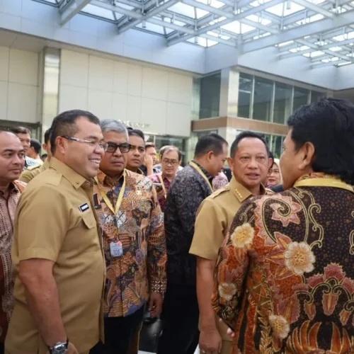 Foto bersama Pj Gubernur Aceh Bustami  bersama dengan Mendagri Tito Karnavian usai acara penyampaian laporan Hasil Pemeriksaan (LHP) BPK RI terhadap laporan keuangan Pemerintah Pusat di Jakarta Conventional Center, Senayan, Jakarta Senin 8 Juli 2024, acara dimulai pukul 09.00 Wib hingga pukul 11.00 Wib  | Foto : Humas BPPA