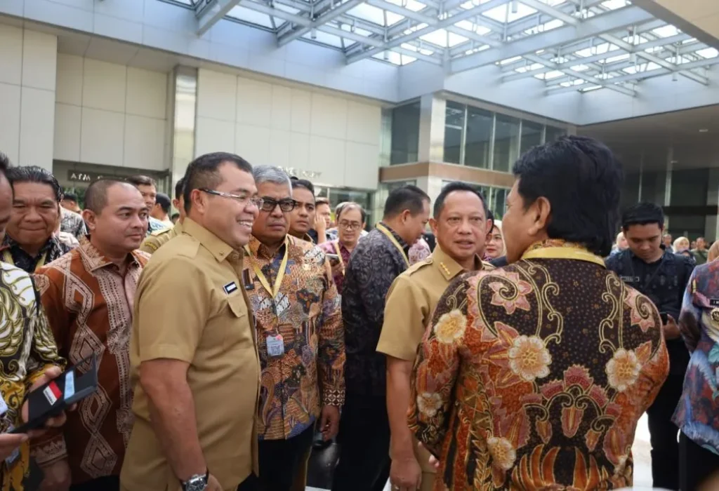Foto bersama Pj Gubernur Aceh Bustami  bersama dengan Mendagri Tito Karnavian usai acara penyampaian laporan Hasil Pemeriksaan (LHP) BPK RI terhadap laporan keuangan Pemerintah Pusat di Jakarta Conventional Center, Senayan, Jakarta Senin 8 Juli 2024, acara dimulai pukul 09.00 Wib hingga pukul 11.00 Wib  | Foto : Humas BPPA