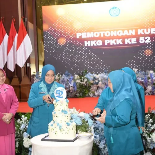 Foto: Pj Ketua PKK Aceh Mellani Subarni memotong tumpeng pada  peringatan Hari Kesatuan Gerak PKK ke-52, di Anjong Mon Mata Komplek Meuligoe Gubernur Aceh, Selasa, (9/7/2024).