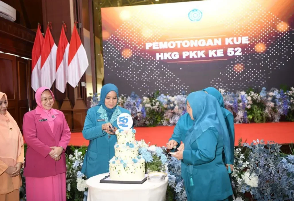 Foto: Pj Ketua PKK Aceh Mellani Subarni memotong tumpeng pada  peringatan Hari Kesatuan Gerak PKK ke-52, di Anjong Mon Mata Komplek Meuligoe Gubernur Aceh, Selasa, (9/7/2024).