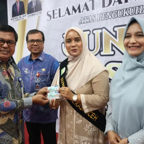 Foto: Penjabat Sekretaris Daerah Aceh, Azwardi AP, M.Si., Bunda Literasi Aceh, Mellani Subarni dan Pj Ketua DWP Aceh, Nurmaziah, mendapat kartu anggota Perputakaan Wilayah Aceh yang diserahkan Kepala Dinas Perpustakaan dan Kearsipan (Arpus) Aceh, Edi Yandra, di Aula Gedung Pelayanan Perputakaan Aceh, Rabu, 10/7/2024