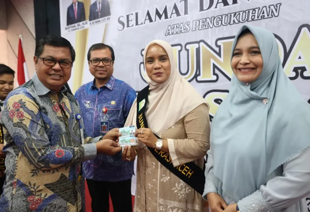 Foto: Penjabat Sekretaris Daerah Aceh, Azwardi AP, M.Si., Bunda Literasi Aceh, Mellani Subarni dan Pj Ketua DWP Aceh, Nurmaziah, mendapat kartu anggota Perputakaan Wilayah Aceh yang diserahkan Kepala Dinas Perpustakaan dan Kearsipan (Arpus) Aceh, Edi Yandra, di Aula Gedung Pelayanan Perputakaan Aceh, Rabu, 10/7/2024