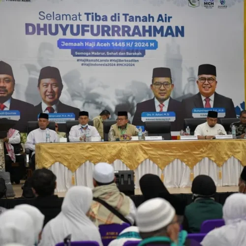 Foto: Pj. Sekda Aceh. Azwardi AP. M. Si didampingi Pj. Bupati Aceh Besar, Muhammad Iswanto, S.STP. M. Si dan Ka.Kemanag Aceh penyambutan Jemaah Haji Kloter Pertama Asal Aceh Besar dan Kota Sabang sekaligus penyerahan sumbangan Untuk Masjid Almabrur Asrama Haji di Embarkasi Aceh (BTJ) Tahun 1445H/2024M, Asrama Haji Banda Aceh