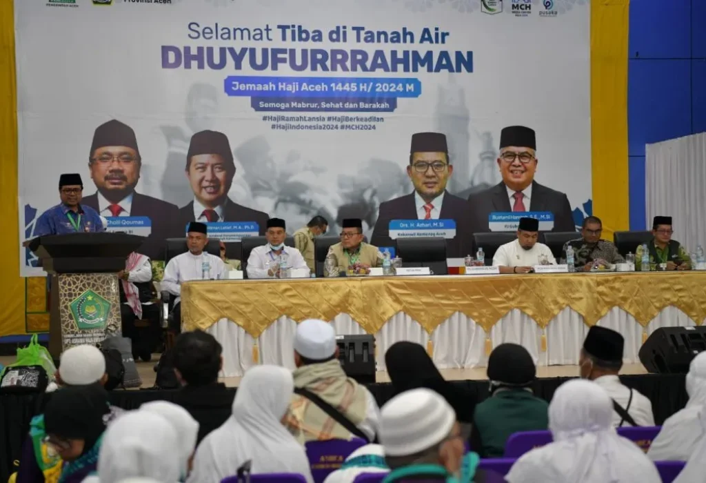 Foto: Pj. Sekda Aceh. Azwardi AP. M. Si didampingi Pj. Bupati Aceh Besar, Muhammad Iswanto, S.STP. M. Si dan Ka.Kemanag Aceh penyambutan Jemaah Haji Kloter Pertama Asal Aceh Besar dan Kota Sabang sekaligus penyerahan sumbangan Untuk Masjid Almabrur Asrama Haji di Embarkasi Aceh (BTJ) Tahun 1445H/2024M, Asrama Haji Banda Aceh