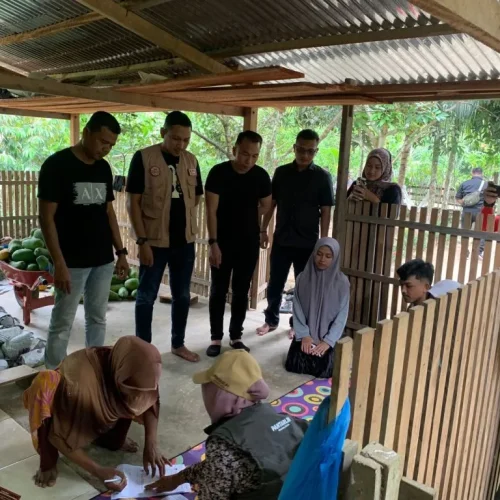 Foto: Panitia Pengawas Pemilihan (Panwaslih) Kabupaten Aceh Utara melakukan pengawasan Pencocokan dan Penelitian (Coklit) Pemilih untuk Pilkada tahun 2024, di Gampong Meunye Lhee Kecamatan Nibong yang dilakukan petugas Pantarlih bersama PPS setempat, Pada Minggu 14 Juli 2024.