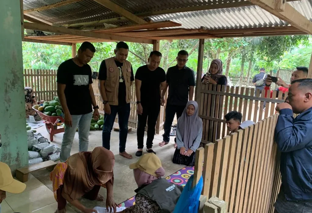 Foto: Panitia Pengawas Pemilihan (Panwaslih) Kabupaten Aceh Utara melakukan pengawasan Pencocokan dan Penelitian (Coklit) Pemilih untuk Pilkada tahun 2024, di Gampong Meunye Lhee Kecamatan Nibong yang dilakukan petugas Pantarlih bersama PPS setempat, Pada Minggu 14 Juli 2024.