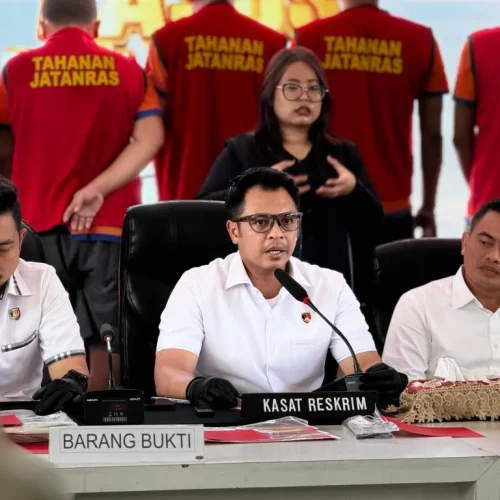 Foto:  Polrestabes Surabaya menangkap bandar judi slot Royal Dream dengan omset Rp1 miliar per bulan. Bandar tersebut berinisial RA (25) yang ditangkap di Sidoarjo, Jawa Timur (Jatim).