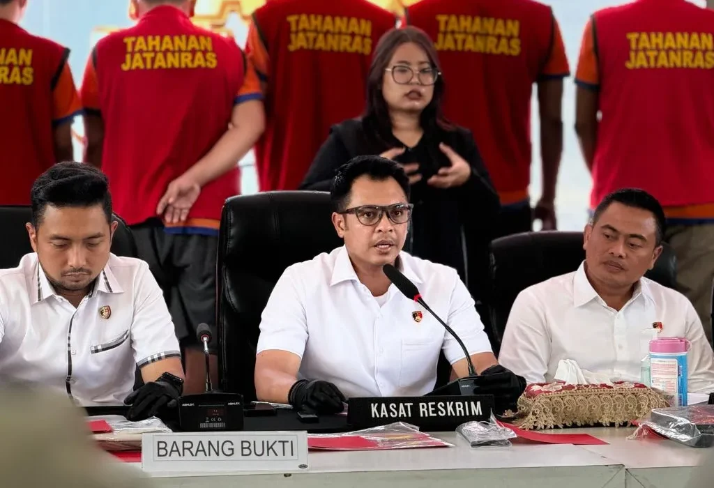 Foto:  Polrestabes Surabaya menangkap bandar judi slot Royal Dream dengan omset Rp1 miliar per bulan. Bandar tersebut berinisial RA (25) yang ditangkap di Sidoarjo, Jawa Timur (Jatim).